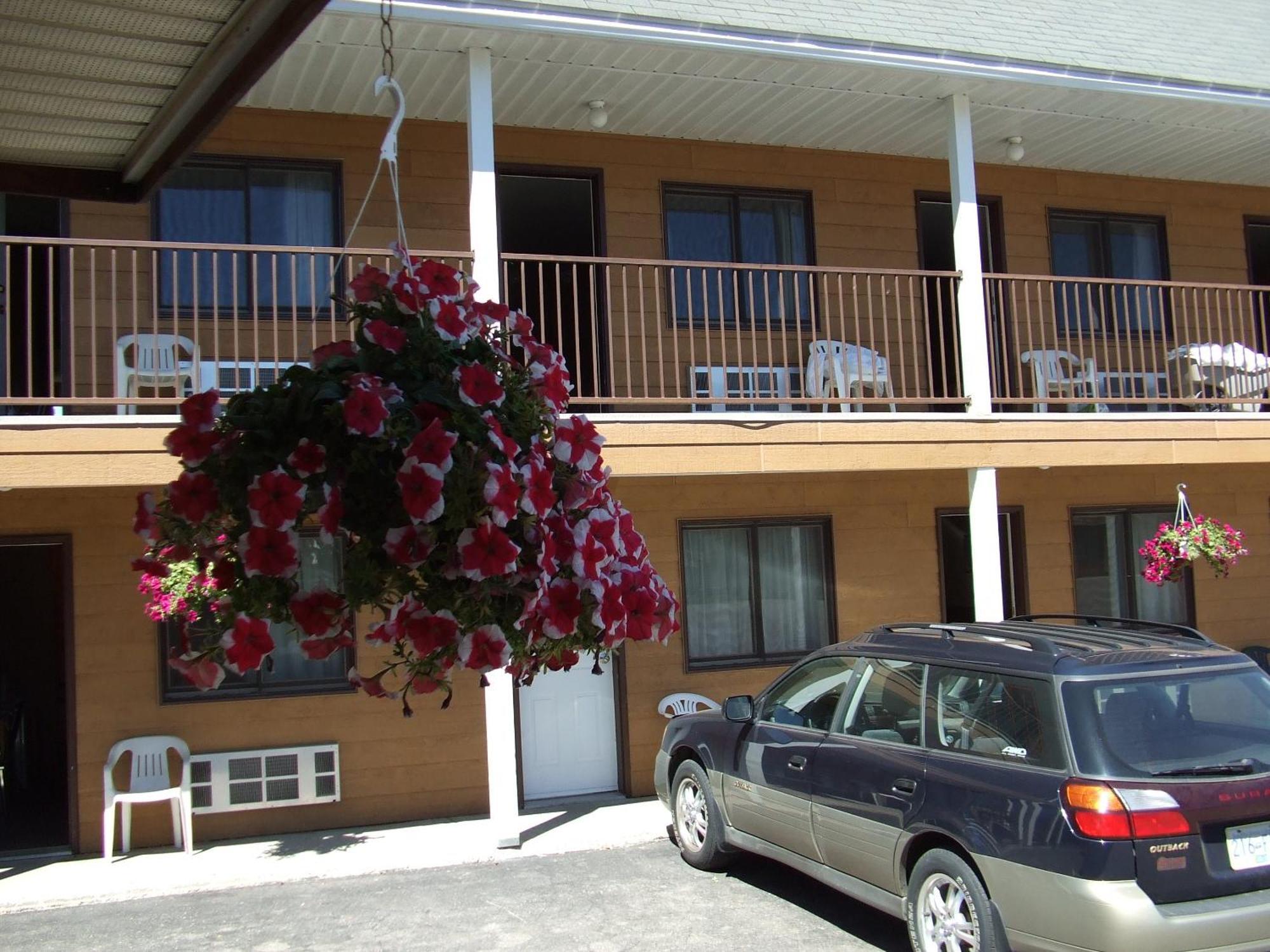 Mary'S Motel Golden Esterno foto